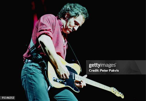 Photo of Bruce SPRINGSTEEN, Bruce Springsteen, Nederland, Arnhem, 19 juni 1999, Pop, rock, Bruce speelt iets voorover gebogen, op zijn gitaar