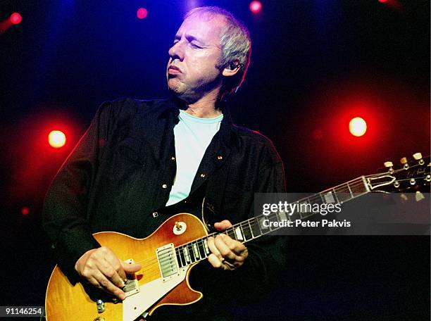 Photo of Mark KNOPFLER; Mark Knopfler, Nederland, Amsterdam, 17 juni 2001, Pop, mainstream, Mark Knopfler bespeelt met gesloten, ogen en in opperste...