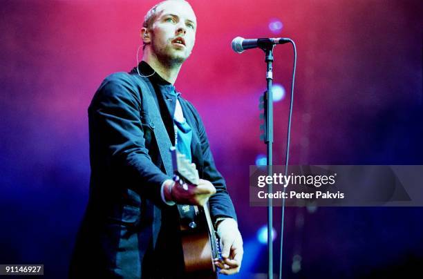 Photo of COLDPLAY, Coldplay, Werchterrock, Werchter, Belgie, 29 juni 2003, Pop, alternatief, zanger Chris Martin zingt en speelt op zijn gitaar, op...