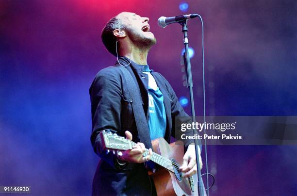 Photo of COLDPLAY, Coldplay, Werchterrock, Werchter, Belgie, 29 juni 2003, Pop, alternatief, zanger Chris Martin zingt en speelt op zijn gitaar, op...