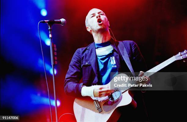 Photo of COLDPLAY, Coldplay, Werchterrock, Werchter, Belgie, 29 juni 2003, Pop, alternatief, zanger Chris Martin zingt en speelt op zijn gitaar, op...