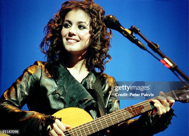 Photo of Katie MELUA, Katie Melua, Heineken Music Hal, A'dam, Ned, , Pop, folk, mainstream, Katie kijkt tijdens het gitaar, spelen lachend over de...