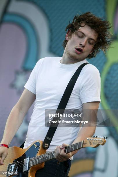 Photo of IOW FEST/STUART MOSTYN, Snow Patrol perform live on stage at Isle of Wight Festival Sunday 13 June 2004