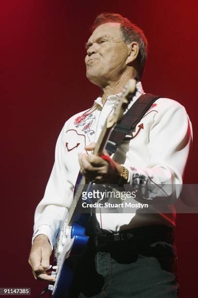 Photo of Glen CAMPBELL, Glen Campbell performing on stage