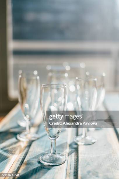 champagne glasses - alexandra pavlova foto e immagini stock