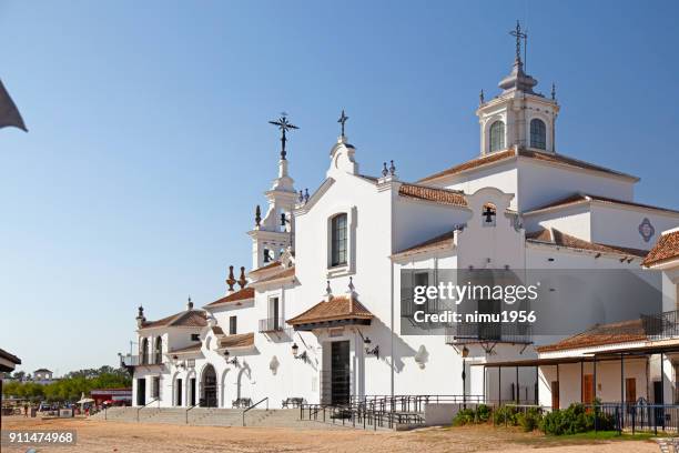 onze dame-kerk in el rocio, almonte, andalusie, spanje - luogo d'interesse stockfoto's en -beelden