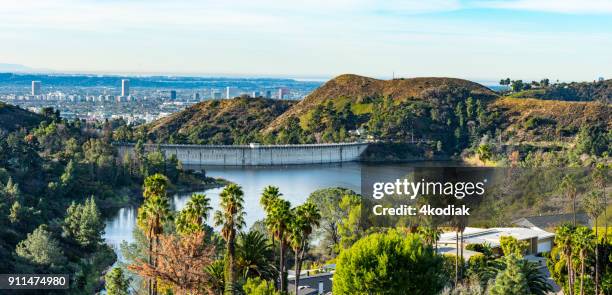 hollywood reservoir - mulholland drive stockfoto's en -beelden