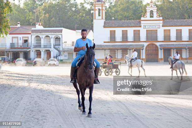 jinetes a caballo - ambientazione esterna fotografías e imágenes de stock