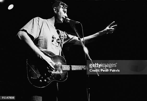 Photo of Billy BRAGG; Billy Bragg, Nederland, Het Paard, Den Haag, , Pop, punk, folk, de politiek geangegeerde zanger Billy Bragg strekt zijn hand...