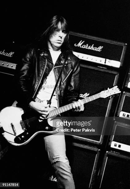 Photo of RAMONES, Ramones, Nederland, Nighttown, Rotterdam, , Pop, punk, Johny Ramone haalt lekker stevig uit op zijn, gitaar, op de achtergrond zijn...