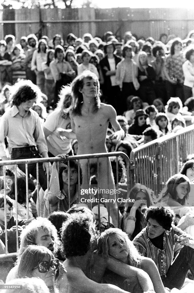 Photo of FANS and AUDIENCE and 70's STYLE and HIPPIES and CROWDS