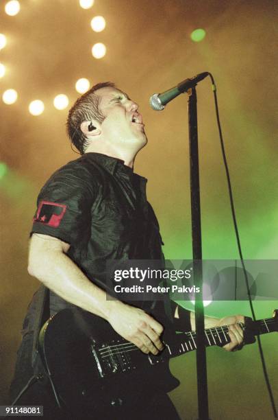 Photo of NINE INCH NAILS, Nine Inch Nails, Lowlands, Biddinghuizen, Nederland, 19 augustus 2007, Pop, indie, zanger Trent Reznor zingt met een van...