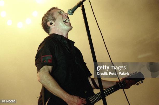 Photo of NINE INCH NAILS, Nine Inch Nails, Lowlands, Biddinghuizen, Nederland, 19 augustus 2007, Pop, indie, zanger Trent Reznor zingt met een van...