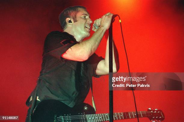 Photo of NINE INCH NAILS, Nine Inch Nails, Lowlands, Biddinghuizen, Nederland, 19 augustus 2007, Pop, indie, zanger Trent Reznor houdt, terwijl hij...