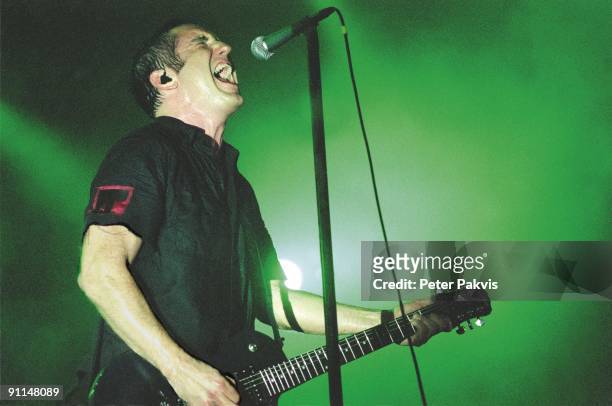 Photo of NINE INCH NAILS, Nine Inch Nails, Lowlands, Biddinghuizen, Nederland, 19 augustus 2007, Pop, indie, zanger Trent Reznor zingt met een van...