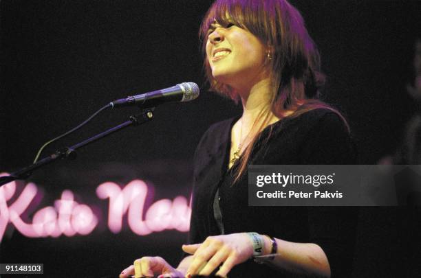 Photo of Kate NASH, Kate Nash, Lowlands, Biddinghuizen, Nederland, 17 augustus 2007, Pop, mainstream, Kate Nash zingt met een van emotie, vertrokken...