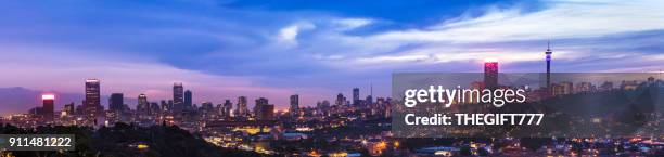 johannesburg sonnenuntergang stadtbild panaroma mit wolkengebilde - johannesbourg stock-fotos und bilder