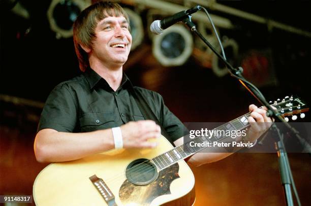 Photo of MOKE; Moke, Waterpop, Wateringen, Nederland, 11 augustus 2007, Pop, britpop, de Ierse zanger, gitarist en componist Felix Maginn stemt...