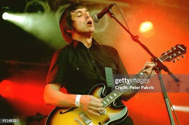 Photo of MOKE; Moke, Waterpop, Wateringen, Nederland, 11 augustus 2007, Pop, britpop, de Ierse zanger, gitarist en componist Felix Maginn zingt en...