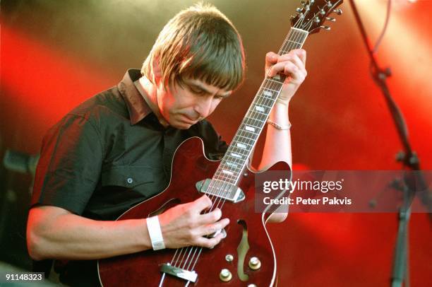 Photo of MOKE; Moke, Waterpop, Wateringen, Nederland, 11 augustus 2007, Pop, britpop, de Ierse zanger, gitarist en componist Felix Maginn heft...