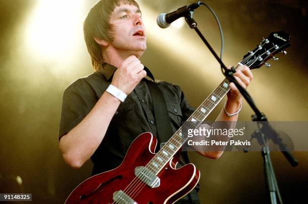 Photo of MOKE; Moke, Waterpop, Wateringen, Nederland, 11 augustus 2007, Pop, britpop, de Ierse zanger, gitarist en componist Felix Maginn zingt en...
