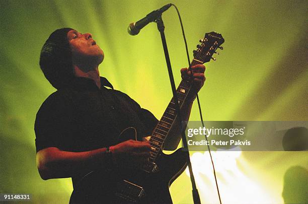 Photo of MOKE, Moke, Lowlands, Biddinghuizen, Nederland, 18 augustus 2007, Pop, britpop, de Ierse zanger, componist en gitarist, Felix Maginn heft...