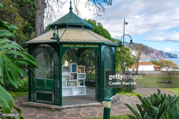 funchal - madeira, portugal - city park in funchal with book exchange point for old books - baía do funchal imagens e fotografias de stock