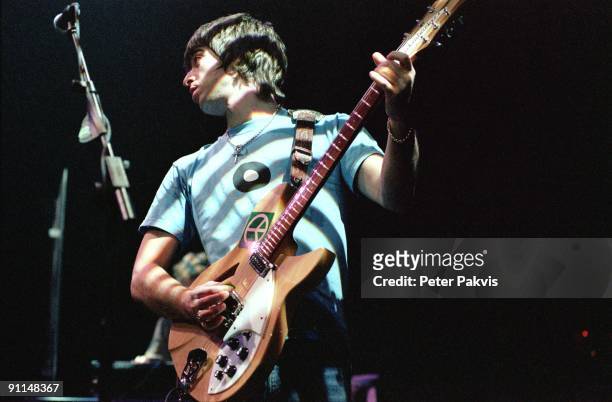 Photo of OASIS; Oasis, Ancienne Belgique, Brussel, Belgie, 23 maart 2000, Pop, britpop, gitarist Noel speelt tijdens het MTV concert, geconcentreerd...