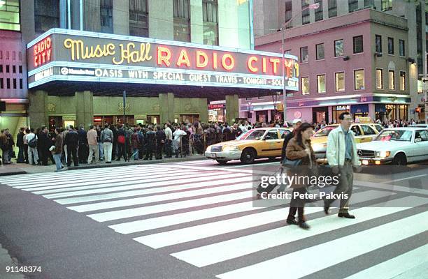 Photo of OASIS, Radio City Music Hall, New York, USA, 01 mei 2000, Pop, Hier traden grootheden als Frank Sinatra, Jaques Brel, Edith Piaf, The...