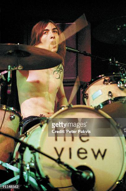 Photo of VIEW, The Vieuw, Lowlands, Biddinghuizen, Nederland, 18 augustus 2007, Pop, indie, de drummer met een grote tattoe op zijn, borst geeft met...