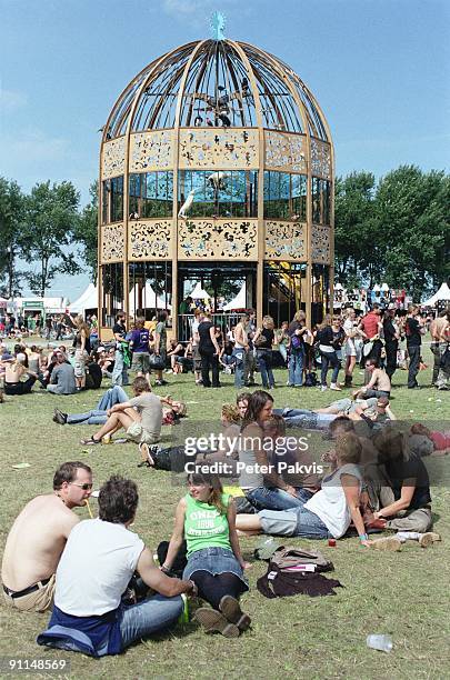 Photo of FESTIVALS, Sfeer, Lowlands, Biddinghuizen, Nederland, 19 augustus 2007, Pop, Lowlandsfestivalgangers zitten op gemak bij elkaar, op het gras...