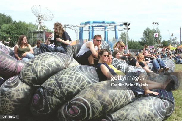 Photo of FESTIVALS, Sfeer, Lowlands, Biddinghuizen, Nederland, 19 augustus 2007, Pop, op enkele opblaasbare rubberen reuzen wokkels liggen, de...