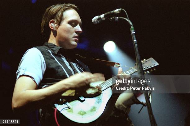 Photo of ARCADE FIRE, Arcade Fire, Lowlands, Biddinghuizen, Nederland, 19 augustus 2007, Pop, indie, folk, terwijl op de achtergrond een eenzaam,...