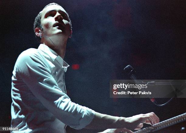 Photo of EDITORS; Editors, Paradiso, Amsterdam, Nederland, 30 januari 2006, Pop, indie, wave, de zanger zit spelend achter de piano en kijkt met een...