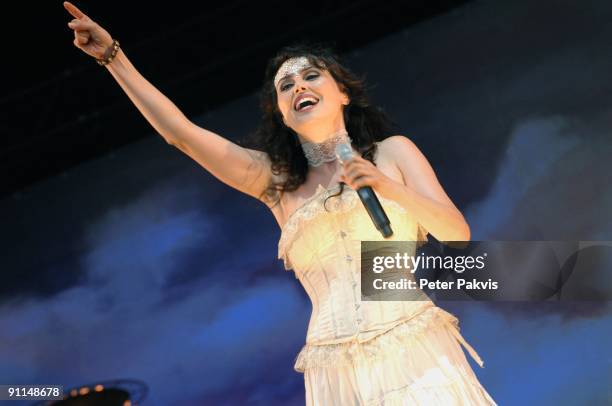 Photo of WITHIN TEMPTATION, Within Temptation, Pinkpop, Landgraaf, Nederland, 26 mei 2007, Pop, gothic, zangeres Sharon den Adel, gekleed in een...