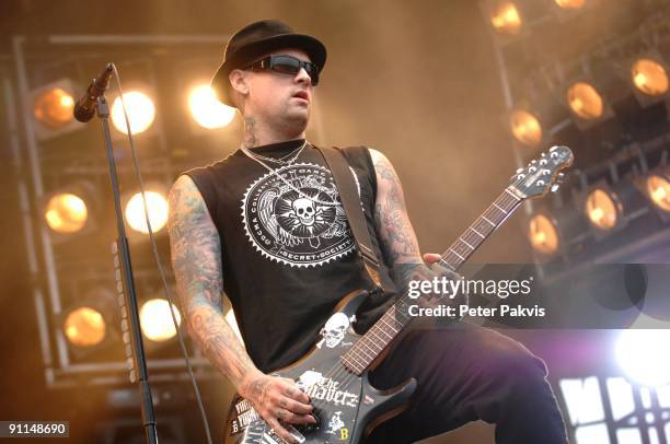 Photo of GOOD CHARLOTTE, Good Charlotte, Pinkpop, Landgraaf, Nederland, 26 mei 2007, Pop, punk, de gitarist heeft vele tattoo's op beide armen en,...