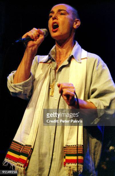 Photo of Sinead O'CONNOR; Sinead O' Connor, Nederland, Spui Theater, Den Haag, Crossing Border Festival, 16 november 2005, Pop, indie, zangeres...
