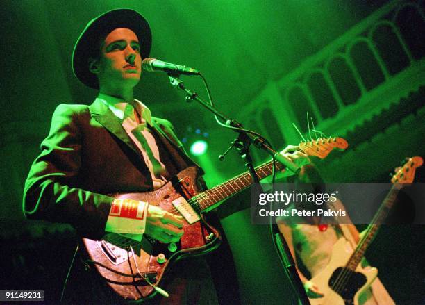 Photo of VEILS; Veils, Nederland, Paradiso, Amsterdam, 21 oktober 2005, Pop, indie, de zanger gaat gekleed in een mooi streepjes costuum en draagt...