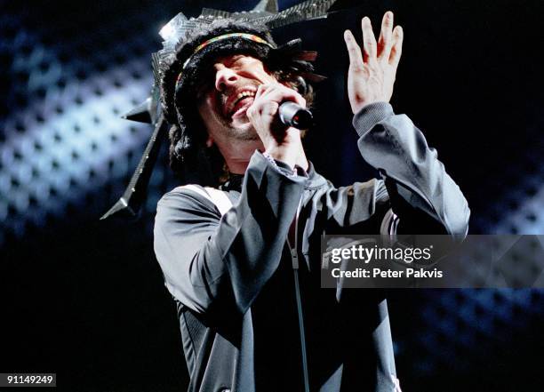 Photo of JAMIROQUAI, Jamiroquay, Nederland, Ahoy, Rotterdam, 7 oktober 2005, Pop, dance, funk, soul, zanger Jamiroquay zingt op, emotionele wijze met...