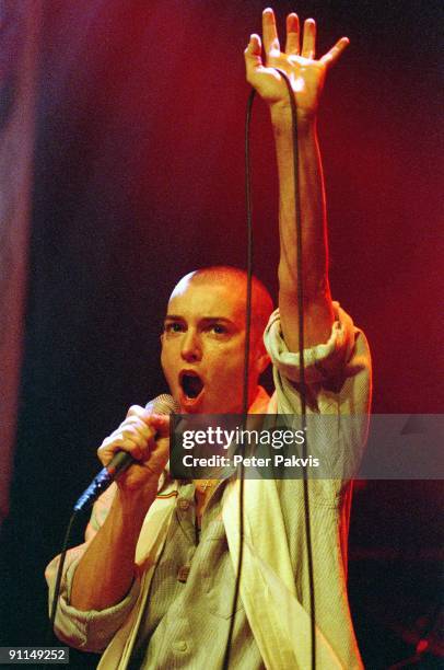 Photo of Sinead O'CONNOR; Sinead O' Connor, Nederland, Spui Theater, Den Haag, Crossing Border Festival, 16 november 2005, Pop, indie, zangeres...