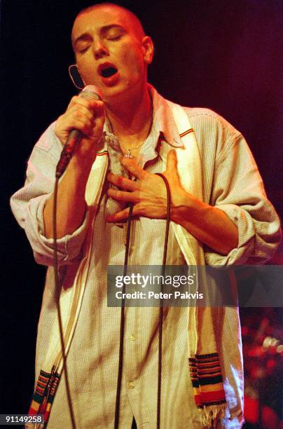 Photo of Sinead O'CONNOR; Sinead O' Connor, Nederland, Spui Theater, Den Haag, Crossing Border Festival, 16 november 2005, Pop, indie, zangeres...