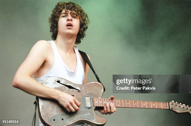 Photo of KOOKS; The Kooks, Parkpop, Den Haag, Nederland, 25 juni 2006, Pop, indie, zanger en gitarist speelt in zijn hemd op de, gitaar en kijkt over...