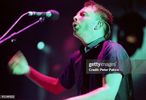 Photo of RADIOHEAD, Radiohead, Heineken Music Hall, Amsterdam, Nederland,, 9 mei 2006, Pop, gitaar, rock, Tom York, wiens gelaat door een paars, en...