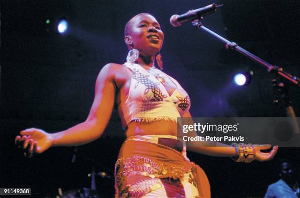 Photo of India ARIE, India Arie, Paradiso, Amsterdam, Nederland, , Pop, R 'n B, soul, funk, zangeres India heeft twee grote, oorbellen in haar oren...