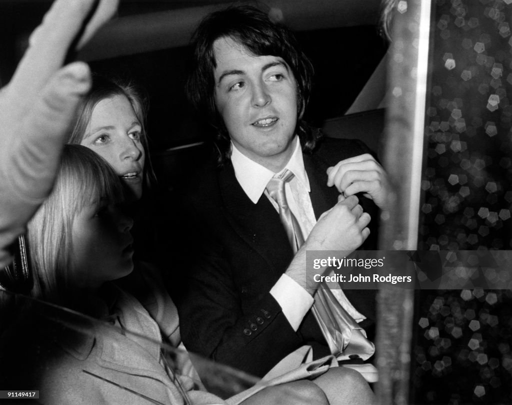 Photo of Paul McCARTNEY and Linda McCARTNEY and BEATLES