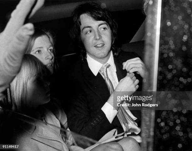Photo of Paul McCARTNEY and Linda McCARTNEY and BEATLES; Paul McCartney leaves Marylebone registry office with new wife Linda