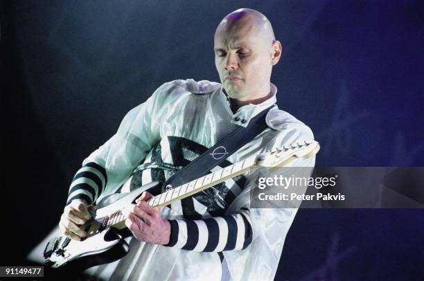 Photo of SMASHING PUMPKINS, Smashing Pumpkins, Pinkpop, Landgraaf, Nederland, 28 mei 2007, Pop, grunge, ijskonijn en koele kikker Billy Corgan treed,...