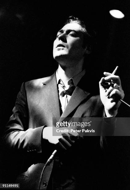 Photo of TINDERSTICKS; Tindersticks, Nederland, Melkweg, A'dam, 14 mei 1995, Pop, indie, zanger Stuart Stapleton staat met de sigaret, losjes in de...