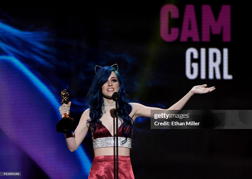 Webcam model Kati3kat accepts the award for Favorite Cam Girl Fotografía de noticias - Getty Images