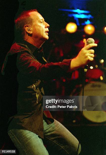 Photo of SIMPLE MINDS; Simple Minds, Nederland, Paradiso, A'dam, , Pop, wave, zanger Jim Kerr staat swingend, met de microfoon in zijn handen op het...